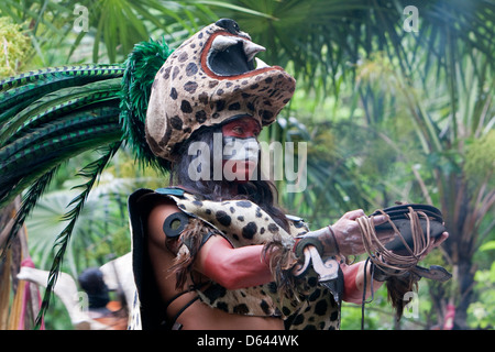 Danseuse maya représentant Ek Balam (Jaguar), Xcaret, Riviera Maya, Yucatan, Mexique. Banque D'Images