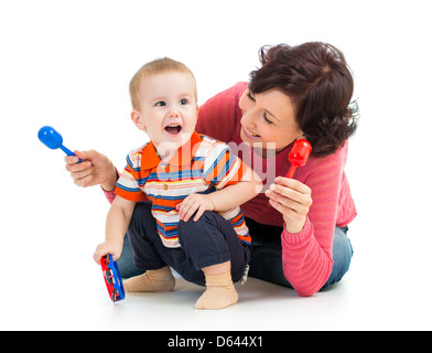 Mère et bébé garçon s'amusant avec des jouets musicaux. Isolé sur fond blanc Banque D'Images