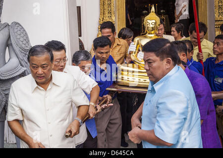 Bangkok, Thaïlande. 12 avril 2013. Gouverneur de Bangkok Sukhumbhand Paribatra, en bas à gauche, contribue à transporter les Phra Buddha Sihing dans un camion. Le Phra Buddha Sihing vénéré, une statue de Bouddha, s'effectue par camion à travers les rues de Bangkok afin que les gens peuvent faire des offrandes et se baigner dans les huiles parfumées. Songkran est célébré en Thaïlande comme le traditionnel jour de l'an, du 13 au 16 avril.Credit : ZUMA Press, Inc. / Alamy Live News Banque D'Images