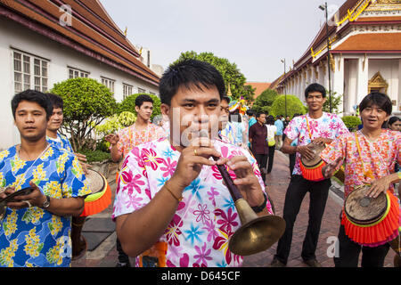 Bangkok, Thaïlande. 12 avril 2013. Les musiciens traditionnels thaïlandais transportant la tête du cortège Phra Buddha Sihing le premier jour de Songkran à Bangkok. Le Phra Buddha Sihing vénéré, une statue de Bouddha, s'effectue par camion à travers les rues de Bangkok afin que les gens peuvent faire des offrandes et se baigner dans les huiles parfumées. Songkran est célébré en Thaïlande comme le traditionnel jour de l'an, du 13 au 16 avril.Credit : ZUMA Press, Inc. / Alamy Live News Banque D'Images