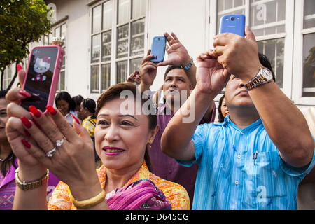 Bangkok, Thaïlande. 12 avril 2013. Les Thaïlandais utilisent leurs téléphones intelligents pour photographier le Phra Buddha Sihing comme il est apporté pour Songkran. Le Phra Buddha Sihing vénéré, une statue de Bouddha, s'effectue par camion à travers les rues de Bangkok afin que les gens peuvent faire des offrandes et se baigner dans les huiles parfumées. Songkran est célébré en Thaïlande comme le traditionnel jour de l'an, du 13 au 16 avril.Credit : ZUMA Press, Inc. / Alamy Live News Banque D'Images