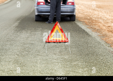 Triangle de signalisation sur la route avant location Banque D'Images