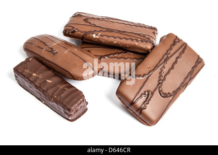 Délicieux chocolats isolé sur fond blanc Banque D'Images