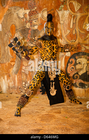 Danseuse maya représentant Ek Balam, Jaguar, le Guerrier. Xcaret, Riviera Maya, Yucatan, Mexique. Banque D'Images