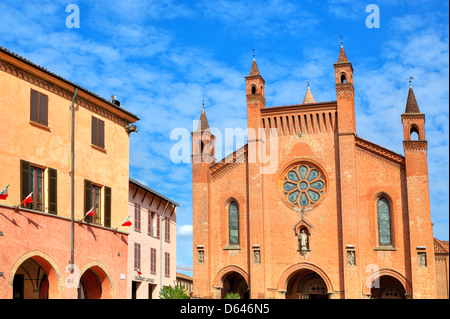 Voir l'édifice de l'hôtel de ville de San Lorenzo et de la cathédrale (Duomo) sous ciel bleu avec des nuages blancs dans la ville d'Alba dans le Piémont, Italie Banque D'Images