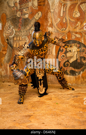 Danseuse maya représentant Ek Balam, Jaguar, le Guerrier. Xcaret, Riviera Maya, Yucatan, Mexique. Banque D'Images