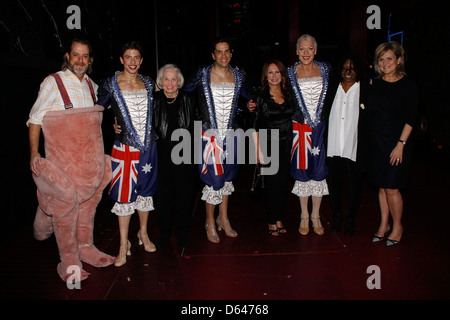 David Johnson, Nick Adams, Liz Smith, Swenson, Marlo Thomas, Tony Sheldon, Whoopi Goldberg et Cynthia McFadden Divas réel Banque D'Images