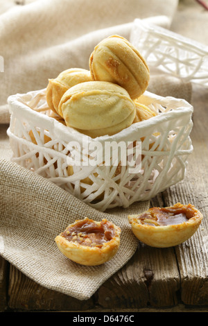 Les cookies dans la forme de noix dans un panier blanc Banque D'Images