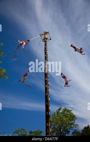 Papantla hommes volants, une cérémonie maya effectuée au printemps dans l'espoir d'une bonne récolte. Xcaret, Riviera Maya, Yucatan, Mexique. Banque D'Images