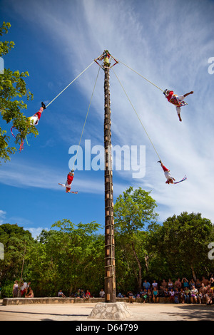 Papantla hommes volants, une cérémonie maya effectuée au printemps dans l'espoir d'une bonne récolte. Xcaret, Riviera Maya, Yucatan, Mexique. Banque D'Images