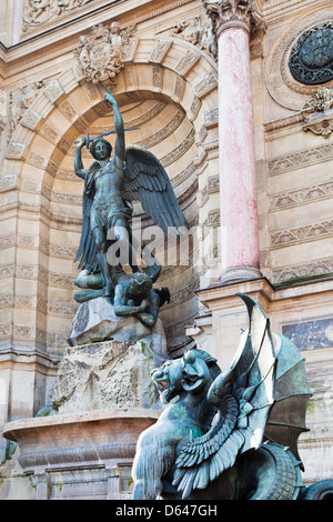 Des statues de Fontaine Saint Michel à Paris Banque D'Images