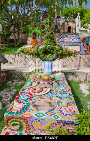 Cimetière mexicain, composé de répliques de véritables charniers du Mexique. Xcaret, Playa del Carmen, Riviera Maya, Mexique. Banque D'Images