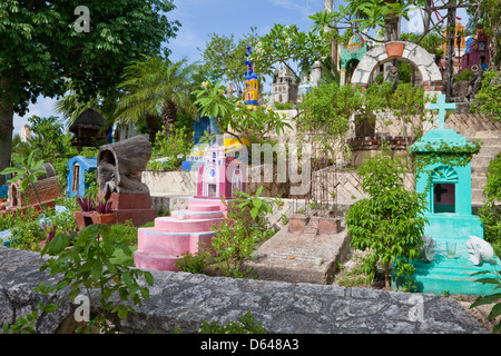 Cimetière mexicain, composé de répliques de véritables charniers du Mexique. Xcaret, Playa del Carmen, Riviera Maya, Mexique. Banque D'Images