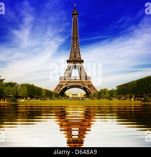 Tour Eiffel à Paris réflexion abstraite Banque D'Images