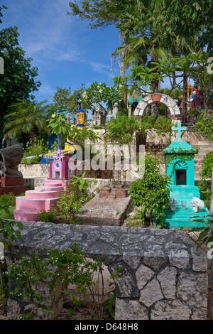 Cimetière mexicain, composé de répliques de véritables charniers du Mexique. Xcaret, Playa del Carmen, Riviera Maya, Mexique. Banque D'Images