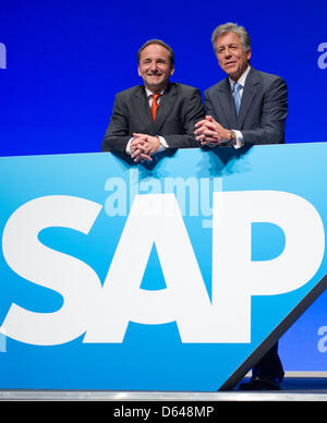 Les deux porte-parole du conseil de SAP Bill McDermott (R) et Jim Hagemann Snabe se tenir derrière un logo SAP lors de l'assemblée générale de l'allemand de logiciels d'entreprise SAP AG à la SAP Arena de Mannheim, Allemagne, 23 mai 2012. La plus grande compagnie de logiciel enregistrement enregistré resluts l'année dernière. Photo : UWE ANSPACH Banque D'Images