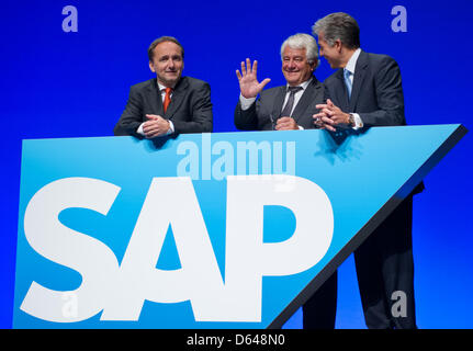 Président du conseil d'administration de SAP Hasso Plattner (C) et les deux porte-parole de l'administration de SAP Bill McDermott (R) et Jim Hagemann Snabe se tenir derrière un logo SAP lors de l'assemblée générale de l'allemand de logiciels d'entreprise SAP AG à la SAP Arena de Mannheim, Allemagne, 23 mai 2012. La plus grande compagnie de logiciel enregistrement enregistré resluts l'année dernière. Photo : UWE ANSPACH Banque D'Images