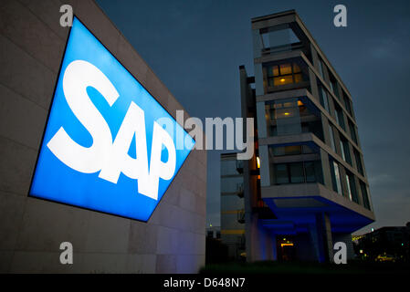 Le logo de l'entreprise de logiciels allemand SAP AG est représentée au siège de la société à Waldorf, Allemagne, 22 mai 2012. La plus grande société de logiciel aura son assemblée générale annuelle à Mannheim le 23 mai 2012. Photo : UWE ANSPACH Banque D'Images