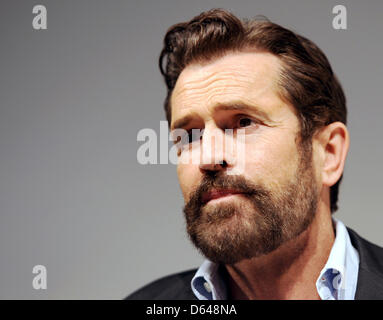 Fichier - une archive photo datée du 13 octobre 2011 montre la actore Rupert Everett à Francfort-sur-Main, Allemagne. Everett donnera à ses débuts de réalisateur avec un film sur l'écrivain Oscar Wilde. Photo : Arne Dedert Banque D'Images