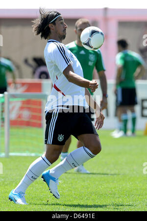 Le joueur de soccer national allemand Sami Khedira arrête le ballon pendant une session de formation de l'équipe nationale de football allemande à Tourettes près de Cannes, France, 23 mai 2012. L'équipe nationale de football allemande prépare actuellement pour le championnat d'Europe de Football UEFA 2012 dans un camp d'entraînement dans le sud de la France. Photo : Andreas GEBERT Banque D'Images