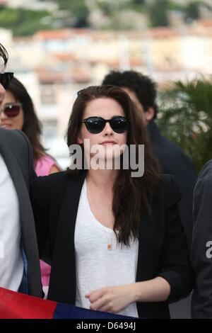 L'actrice Kristen Stewart pose à la photocall de "Sur la route" au cours de la 65e Festival de Cannes au Palais des Festivals de Cannes, France, le 23 mai 2012. Photo : Hubert Boesl Banque D'Images