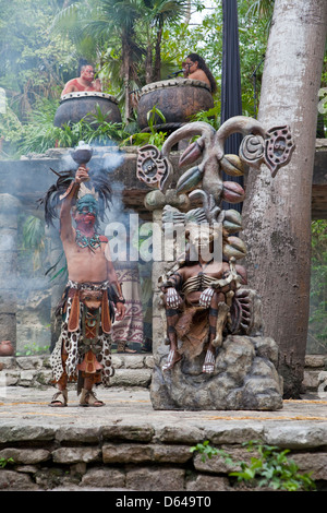 Dancers Performing Dance représentant de la culture maya préhispanique. Xcaret, Riviera Maya, Yucatan, Mexique. Banque D'Images