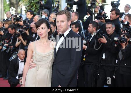 Acteur Ewan McGregor et Eve Mavrakis arrivent à la première de "Sur la route" au cours de la 65e Festival de Cannes au Palais des Festivals de Cannes, France, le 23 mai 2012. Photo : Hubert Boesl Banque D'Images