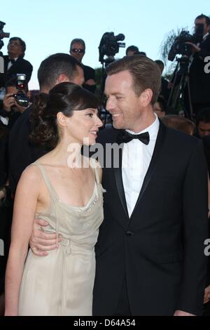 Acteur Ewan McGregor et Eve Mavrakis arrivent à la première de "Sur la route" au cours de la 65e Festival de Cannes au Palais des Festivals de Cannes, France, le 23 mai 2012. Photo : Hubert Boesl Banque D'Images