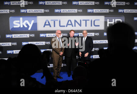 Charles Schreger (l-r), de chef des ventes à New York HBO, Brian Sullivan, chef de l'Allemagne et Ciel Gary Davey, chef de programme à Sky Allemagne assister à la présentation de la nouvelle plate-forme de télévision payante Sky HD Atlantique à Hambourg, Allemagne, 23 mai 2012. Le nouveau canal HD apporte la chaîne HBO US à l'Allemagne. Photo : Christian Charisius Banque D'Images