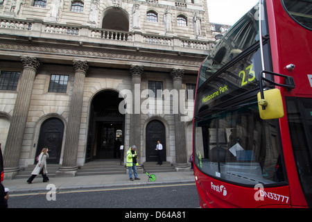 Mesurer la distance de l'arpenteur à l'extérieur de la banque d'Angleterre, Ville de London, UK Banque D'Images