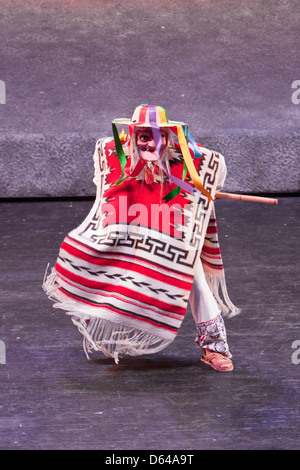 Vieil Homme avec une canne, la performance de 'Mexique Espectacular', Xcaret, Playa del Carmen, Riviera Maya, Yucatan, Mexique. Banque D'Images