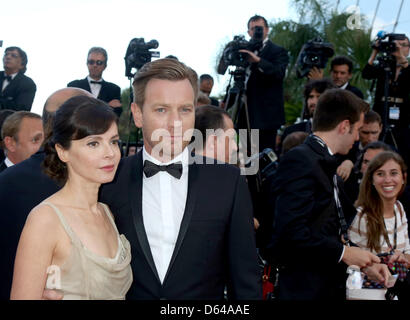 Acteur Ewan McGregor et Eve Mavrakis arrivent à la première de "Sur la route" au cours de la 65e Festival de Cannes au Palais des Festivals de Cannes, France, le 23 mai 2012. Photo : Hubert Boesl Banque D'Images