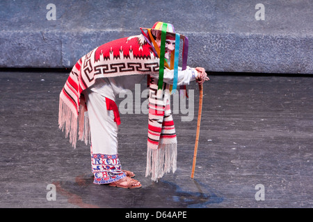 Vieil Homme avec une canne, la performance de 'Mexique Espectacular', Xcaret, Playa del Carmen, Riviera Maya, Yucatan, Mexique. Banque D'Images