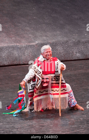 Vieil Homme avec une canne, la performance de 'Mexique Espectacular', Xcaret, Playa del Carmen, Riviera Maya, Yucatan, Mexique. Banque D'Images