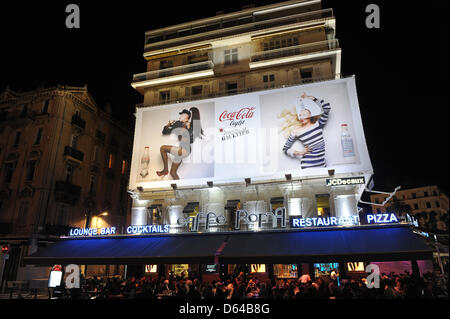 Un advertisementis est représentée dans le centre de Cannes, France, 22 mai 2012. Photo : Andreas Gebert Banque D'Images