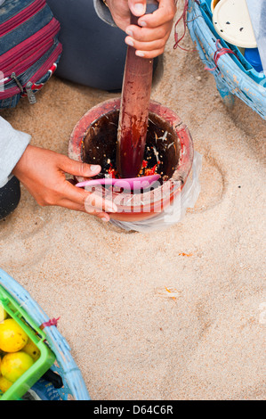 Le mélange des ingrédients utilisés dans la cuisine thaï sex souse pour vendre de la nourriture au petit marché de la plage Banque D'Images