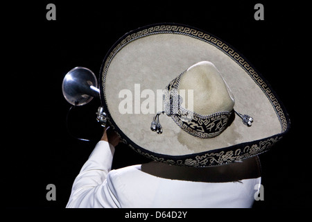 D'un sombrero Trompettiste Mariachi, Performance de 'Mexique Espectacular', Xcaret, Playa del Carmen, Riviera Maya, Mexique. Banque D'Images