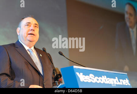 Premier Ministre de l'Écosse Alex Salmond se tient sur la scène d'un cinéma à Édimbourg, l'Allemagne, le 25 mai 2012. Deux ans avant qu'un référendum sur l'indépendance de Scottland du Royaume-Uni, le mouvement d'indépendance a démarré la campagne "Oui l'Ecosse'. Photo : CORDULA DONHAUSER Banque D'Images