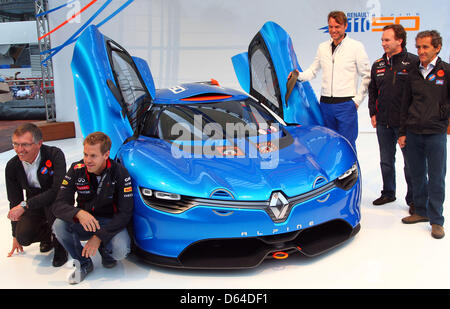 Le chef de l'exploitation (COO) de Renault, Carlos Tavares (L), l'allemand Sebastian Vettel, pilote de Formule 1 (2.L.) de Red Bull, Laurens Van den Acker (3.R), Renault design industriel directeur, le team principal de Red Bull, Christian Horner britannique (2.R), et le quatre-temps, Champion du Monde de Formule 1 Alain Prost (R), sont observés avec la nouvelle Renault Alpine A110-50 concept-car à la Banque D'Images