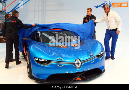 Le chef de l'exploitation (COO) de Renault, Carlos Tavares (L), l'allemand Sebastian Vettel, pilote de Formule 1 (C) de Red Bull et Laurens Van den Acker (R), Renault design industriel directeur, dévoiler la nouvelle Renault Alpine A110-50 concept-car à la F1 race track de Monte Carlo, le 25 mai 2012. Renault a présenté la voiture durant la Formule Un week-end à Monaco. Le Grand Prix se Banque D'Images
