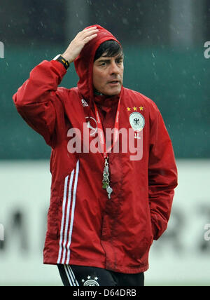 Joachim Löw beobachtet Bundestrainer am Freitag (25.05.2012) Formation das à Tourrettes (Frankreich) in der Nähe von Cannes. Die deutsche Fußball-Nationalmannschaft bereitet sich in einem Trainingslager dans Südfrankreich auf die EM 2012 vor. Foto : Andreas Gebert dpa Banque D'Images