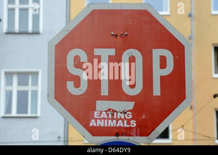 Une étiquette collée sur un panneau de circulation indique 'arrêter de manger les animaux' à Berlin, Allemagne, 2 avril 2013. Photo : Jens Kalaene/dpa Banque D'Images