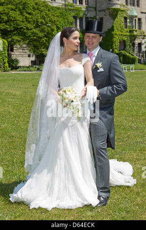 Nouvelle mariée Melissa Eliyesil et Count Charles von Faber-Castell posent devant le château de la famille Faber-Castell près de Nuremberg, Allemagne, 26 mai 2012. En plus des proches et des amis, des invités de différentes régions du monde assister à la cérémonie. Photo : DANIEL KARMANN Banque D'Images