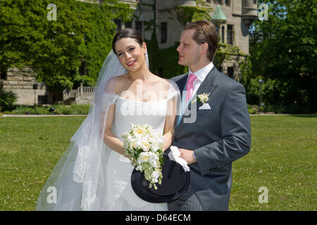 Nouvelle mariée Melissa Eliyesil et Count Charles von Faber-Castell posent devant le château de la famille Faber-Castell près de Nuremberg, Allemagne, 26 mai 2012. En plus des proches et des amis, des invités de différentes régions du monde assister à la cérémonie. Photo : DANIEL KARMANN Banque D'Images