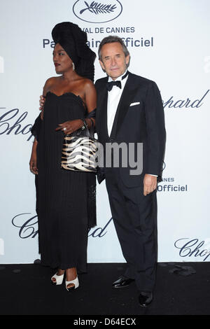 Jacky Ickx (r) et Khadja Nin arrivent à la mystère Chopard Partie au cours de la 65e Festival de Cannes dans une villa privée à Cannes, France, le 21 mai 2012. Photo : Hubert Boesl Banque D'Images