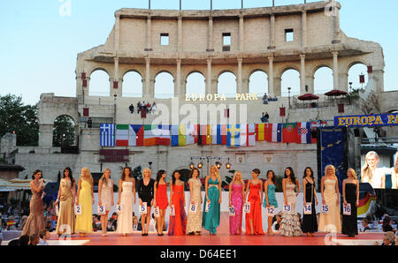 Les 16 candidats du concours Miss Euro 2012 posent sur une piste à l'Europapark de Rust, Allemagne, le 25 mai 2012. Deux semaines avant le match d'ouverture du Championnat d'Europe de Football UEFA 2012, les Miss Euro 2012 est choisi. Photo : Patrick Seeger Banque D'Images