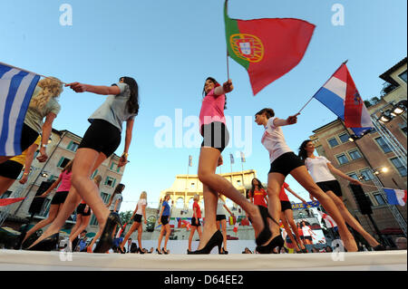 Les 16 candidats du concours Miss Euro 2012 à pied le long d'une piste à l'Europapark de Rust, Allemagne, le 25 mai 2012. Deux semaines avant le match d'ouverture du Championnat d'Europe de Football UEFA 2012, les Miss Euro 2012 est choisi. Photo : Patrick Seeger Banque D'Images