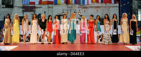 Les 16 candidats du concours Miss Euro 2012 posent sur une piste à l'Europapark de Rust, Allemagne, le 25 mai 2012. Deux semaines avant le match d'ouverture du Championnat d'Europe de Football UEFA 2012, les Miss Euro 2012 est choisi. Photo : Patrick Seeger Banque D'Images