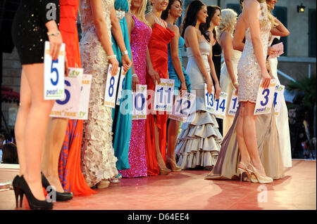 Les 16 candidats du concours Miss Euro 2012 posent sur une piste à l'Europapark de Rust, Allemagne, le 25 mai 2012. Deux semaines avant le match d'ouverture du Championnat d'Europe de Football UEFA 2012, les Miss Euro 2012 est choisi. Photo : Patrick Seeger Banque D'Images