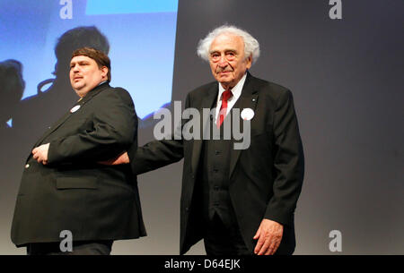 Survivant de l'Holocauste, Max Mannheimer, reçoit l'Karls-Prize 2012 du porte-parole de la Sudetendeutsche Landsmannschaft, Bernd Posselt (L) à Nuremberg, Allemagne, 26 mai 2012. La devise de la Journée 2012 Sudeten-German était "prendre soin de l'origine - Assurer l'avenir'. Photo : Karl-Josef Opim Banque D'Images